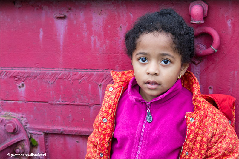Kinderportret met veel kleur | Child | Enfant | Barn | Kind | Daglicht portret van een meisje | Portretfotograaf Judith den Hollander.