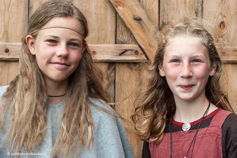 Dubbelportret van 2 Viking vriendinnen. Child portrait, double portrait.