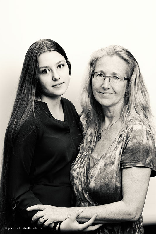 Goed Dubbelportret van dochter en moeder | Familieportret in zwart-wit | Fotografie Judith den Hollander, Haarlem en Maastricht.