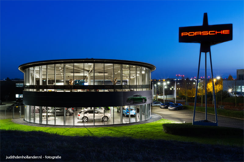 Schitterende bedrijfsfoto gemaakt door Studio JDH Maastricht | Bedrijfsfotografie | Architectuurfoto van Porsche showroom, garage - Maastricht airport.
