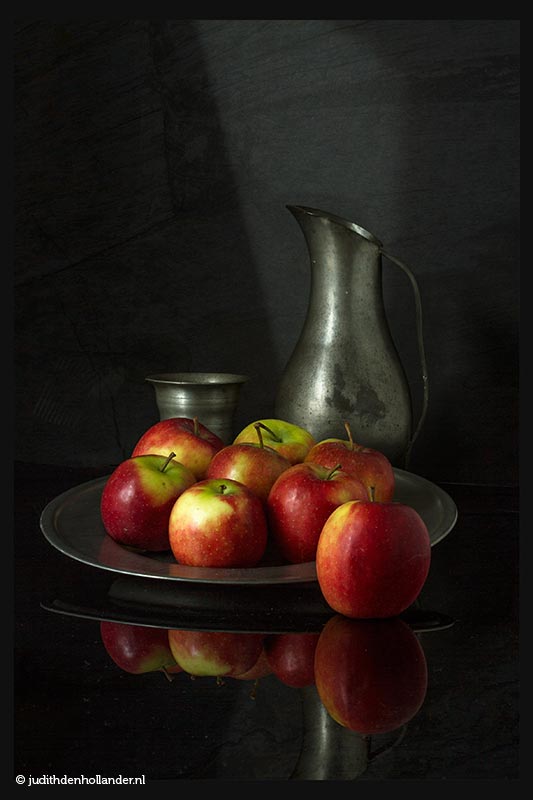 Oudhollandse kunst | Still Life Fine Art Food | Stilleven met appels op een tinnen bord, met kan en beker | Fine Art foto serie Judith den Hollander