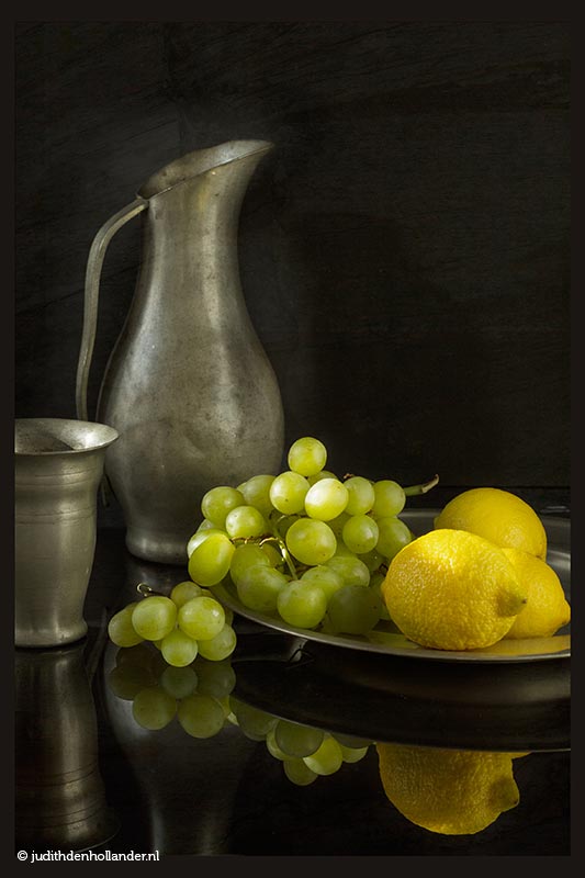 Ode en inspiratie Oudhollandse meesters | Still Life with Lemons and Grapes on Plate, Jug and Mug | Stilleven Oudhollandse stijl © Fine Art fotograaf Judith den Hollander