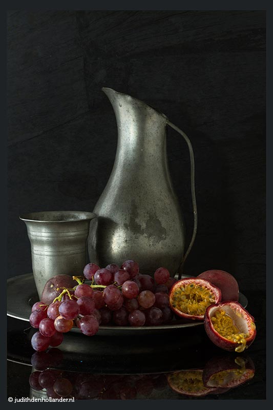 Oudhollands stilleven | Stilleven met Rode Druiven en Passievruchten | Fine art fotografie Judith den Hollander