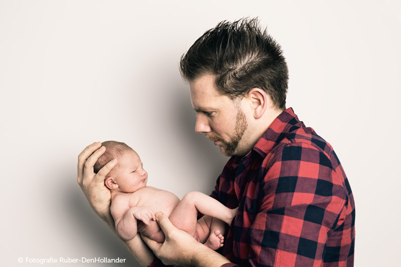 Familieportret | Vader en pasgeboren dochter | Fotografie Ruber-DenHollander | Fotoshoot op locatie | Editing JDH