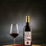 Productfotografie | Sfeervol beeld van een Wijnfles en een wijnglas | Fotograaf Judith den Hollander.