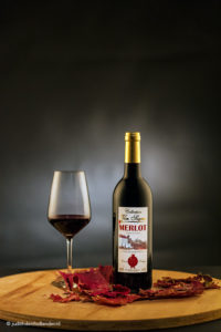 Productfotografie | Sfeervol beeld van een Wijnfles en een wijnglas | Fotograaf Judith den Hollander.