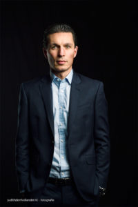 Goed Zakelijk Portret | corporate portrait | suit | strak in pak - Fotografie Judith den Hollander