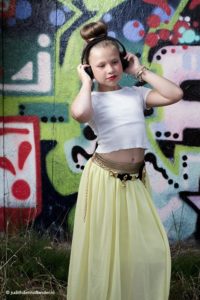 60 minuten fotoshoot op locatie in Haarlem | Lifestyle shoot | Tienermeisje luisterend naar muziek voor een graffiti achtergrond. 