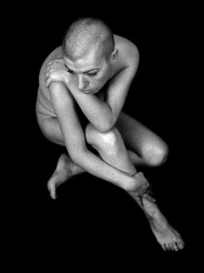 Fine art portret in zwart-wit | Kunstacademie | Fine art photography. Model in studio | BW portrait of a woman (nude) sitting on the floor | Black and white print © Judith den Hollander. Fotoprints | Lange-levensduur-vakprints.