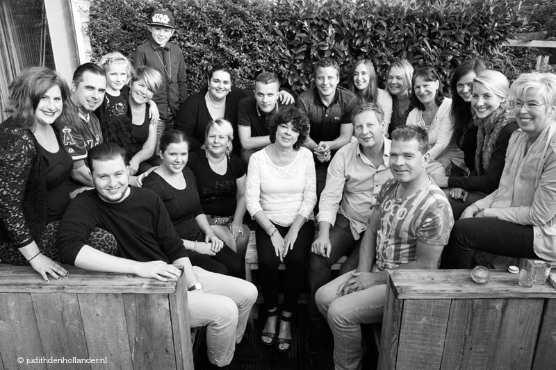 Uitgebreide Familie en Vrienden groepsfoto | Zwart-wit Familieportret | Studio JDH (Haarlem, Maastricht).