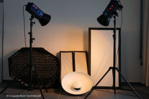 Fotostudio JDH | Professionele fotoapparatuur bestaande uit 2 krachtige flitsers en 5 lichtomvormers.