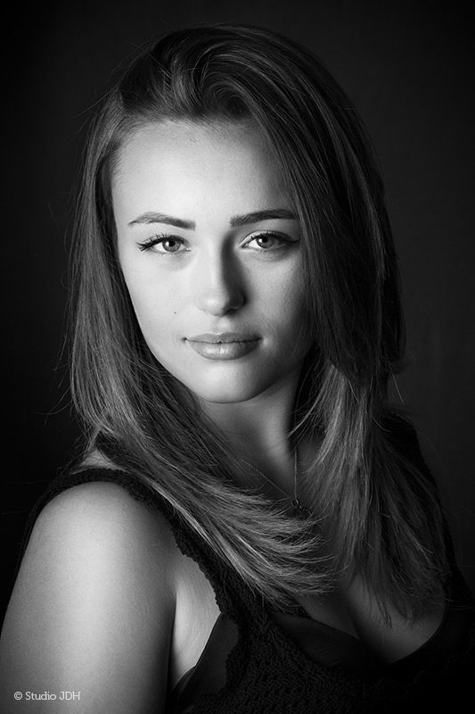 Fine art Black and White Portrait of a young woman. Fine art portrait photographer takes on commissions in Haarlem-Amsterdam and Maastricht-Hasselt region. 
