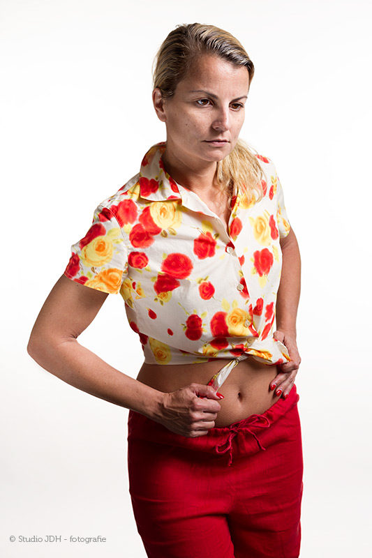 Fashion Flair Fotoshoot | Kleurrijke zomer outfit  | Model met rozenbloes en rode broek | Studio JDH Maastricht.
