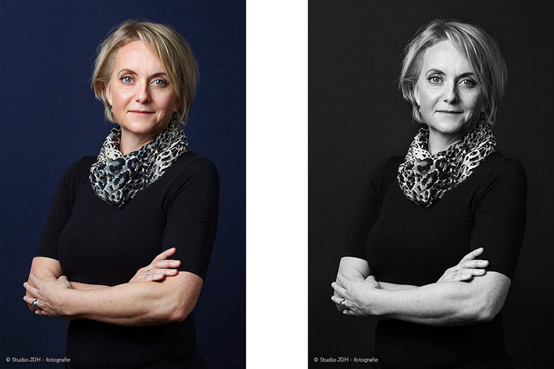 Zakelijke Profiefoto Vrouw voor een donkerblauwe achtergrond. Portret in kleur en zwart-wit. Studio JDH Haarlem.