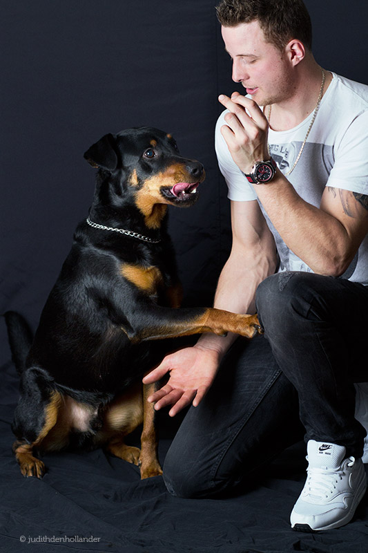 Portretserie : 'Mens met geliefd huisdier'. Jonge man met hond | Dubbelportret met Rottweiler hond.
