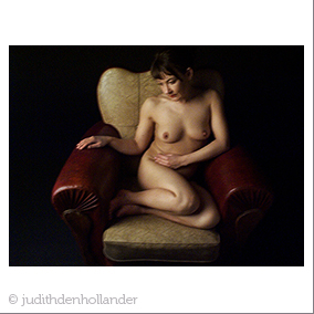 Fine art fotografie en print. Vrouw in zetel. Schilderachtig licht op naakte huid. Fotograaf Judith den Hollander, Maastricht-Haarlem.