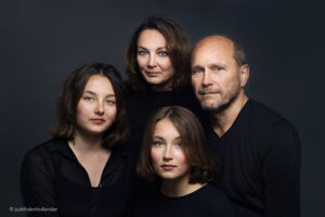Commissioned Family Portrait in Low Key style. Photo mounted on aluminium-dibond behind acrylic glass. Frameless modern presentation. An archival photo Print by Fine art photographer, Judith den Hollander, Haarlem and Maastricht based. 