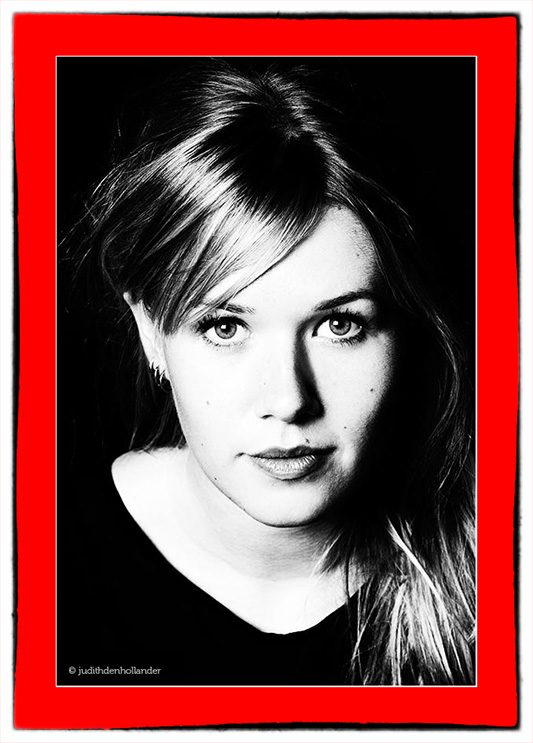 Een eigentijds portret, grafische zwart-wit bewerking. Foto met een rood kader. Fotografie en prinsafwerking Judith den Hollander.
